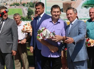 Электромонтер Комплекса электроснабжения ЛГЭК Александр Шарапов занесен на городскую Доску Почета Электромонтер Комплекса электроснабжения ЛГЭК Александр Шарапов занесен на городскую Доску Почета