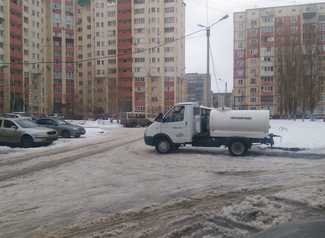 Цистерны с водой дежурят на четырех улицах «новых» микрорайонов Цистерны с водой дежурят на четырех улицах «новых» микрорайонов