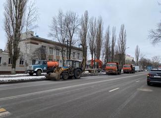 На улице Ленина ЛГЭК аварийно устраняет утечку на водопроводе На улице Ленина ЛГЭК аварийно устраняет утечку на водопроводе